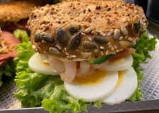 Sandwich med æg & rejer, rund bolle 