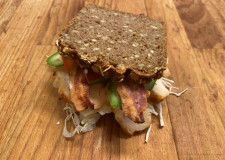 Rugbrødssandwich med kylling & bacon
