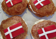 Fastelavnsbolle med hindbær og creme + dansk flag 