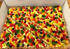 Studenter Tærte m/mazarinbund, kransekage, flødecreme og frisk frugt. 50 pers. 