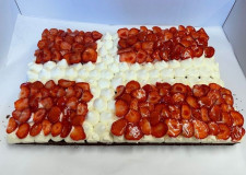 Chokoladekage m/vaniljemousse og friske jordbær. 50 pers. DK FLAG 