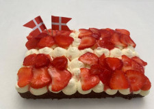 Chokoladekage m/vaniljemousse og friske jordbær. 25 pers. DK FLAG 