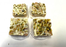 TAPAS Konfekt med hvid chokolade, peanuts og pistacienødder 