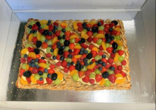 Konfirmations tærte m/mazarinbund, kransekage, flødecreme og frisk frugt. 25 pers. 