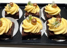 TAPAS Bryllup Brownie, passionsmousse  