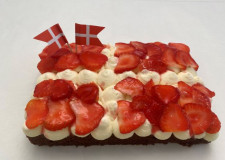Student DK Flag Chokoladekage m/vaniljemousse og friske jordbær. 25 pers. 